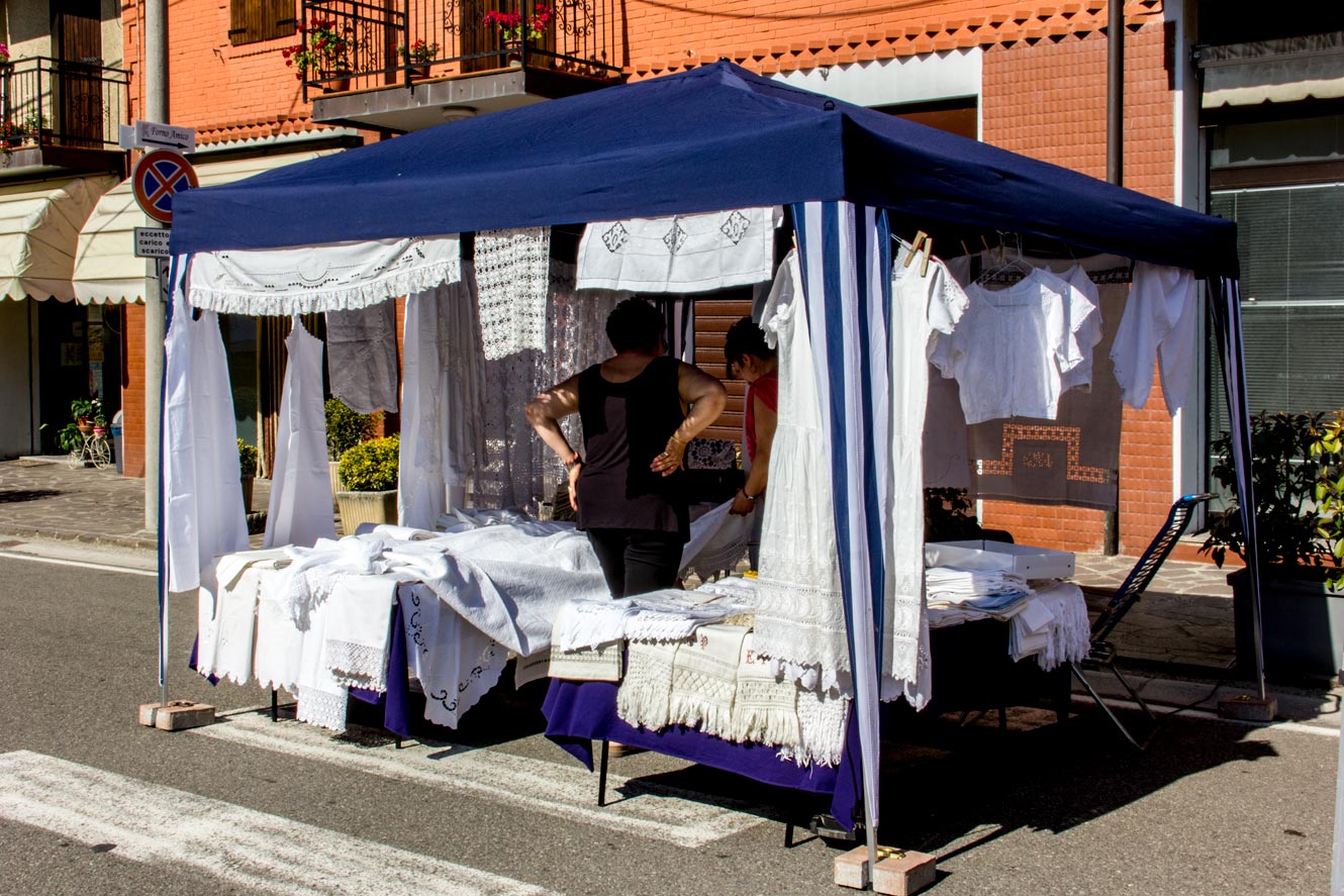 Sagra del Ciaccio stand biancheria ricamata