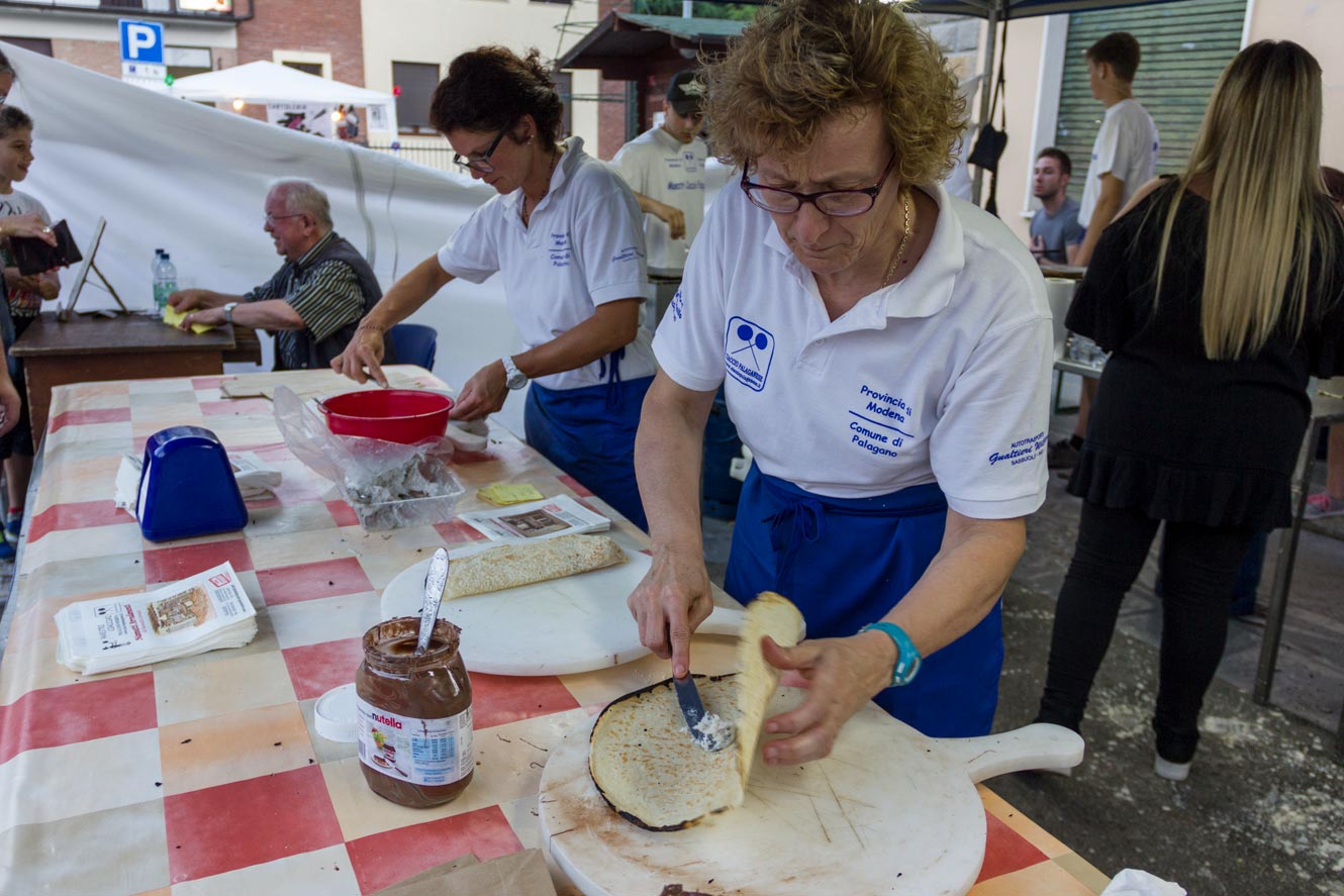 il ciaccio viene farcito con il pesto dai Maestri Ciacciai