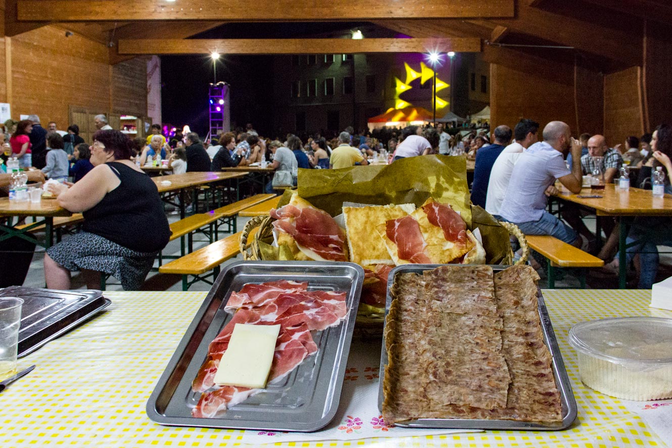 Salumi e formaggi: il classico companatico del gnocco fritto